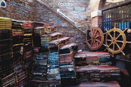La scalinata di libri della libreria Acqua Alta